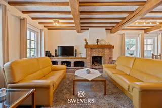 Voor meer info en foto’s, surf naar www.swevers.be – Deze instapklare open bebouwing op de Hasseltsesteenweg in Beringen biedt 193 m² bewoonbare oppervlakte op een royaal perceel van 1.026 m². De woning werd gebouwd in 1983, is goed onderhouden en combineert ruime leefruimtes met een praktische indeling en veel natuurlijk licht.<br />Op het gelijkvloers vindt u een inkomhal, een lichtrijke woonkamer met eetkamer, een centraal gelegen keuken, een apart gastentoilet, een inpandige garage van 24 m² en een extra berging. De kelder van 40 m² biedt bijkomende ruimte voor stockage, technieken of hobbygebruik. De eerste verdieping telt drie ruime slaapkamers van 17,43 m², 22,60 m² en 11,34 m², plus een centraal gelegen badkamer. De zolderruimte van 25,75 m² biedt extra mogelijkheden als vierde slaapkamer, bureau, hobbyruimte of opslagplaats. Buiten geniet u van een zonnig zuidwestelijk georiënteerd perceel met veel privacy en ruimte voor ontspanning, spelende kinderen of gezellige avonden met familie en vrienden. Dankzij de open bebouwing ervaart u rondom de woning een aangenaam gevoel van vrijheid. De ligging is bijzonder praktisch: winkels, scholen, openbaar vervoer, ontspanning en restaurants bevinden zich in de nabije omgeving. Ook de snelweg ligt op slechts 2,8 km, wat zorgt voor een vlotte verbinding richting omliggende steden en gemeenten. Een ruime, comfortabele gezinswoning met vier slaapkamers, veel opbergruimte en mooi toekomstpotentieel. Voor meer informatie, bel 011 255 155. Bron bewoonbare oppervlakte: EPC – verslag. Dit pand is onderworpen aan de renovatieverplichting van de Vlaamse overheid voor residentiële gebouwen (behoudens bij sloop binnen 5 jaar na de aankoop). Consulteer voor meer informatie de website van het Vlaams Energie- en Klimaatagentschap via https://www.vlaanderen.be/een-huis-of-appartement-kopen/renovatieverplichting-voor-residentiele-gebouwen.