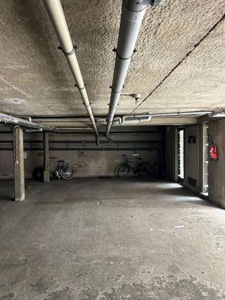 **Te koop Autostaanplaats Leuven Centrum**Wij bieden u een ondergrondse autostaanplaats gelegen in de Vaartstraat 38-42, Leuven.Het betreft een...