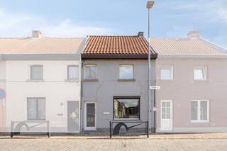 Bent u op zoek naar een instapklare woning op een centrale locatie? Dit gerenoveerde huis in de Brandweerstraat biedt de perfecte balans tussen...