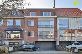 In een rustige en groene woonwijk te Mortsel, gelegen aan de Osylei, bieden wij u dit studio-appartement (60m²) aan met 2 slaapkamers, een kelder...