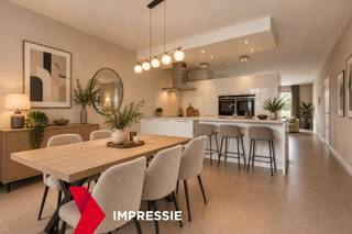 [[ DIT PAND NEEMT DEEL AAN DE ERA OPEN HUIZEN DAG OP 19/9 VAN 14:30 TOT 15:30 ]]<br /><br />Dit comfortabele en instapklare appartement ligt op wandelafstand van het centrum van Bree. Een ideale ligging voor wie graag alles dichtbij heeft, maar thuis ook wil genieten van rust en privacy. Hier komen ruimte, comfort en een aangename ligging mooi samen.<br /><br />Het gelijkvloersappartement werd gebouwd in 2013 en is volledig instapklaar. De ruime leefruimte biedt plaats voor een gezellige zithoek, een eetgedeelte en eventueel een bureau. De keuken is praktisch ingericht en beschikt over voldoende kastruimte gecombineerd met degelijke toestellen.<br /><br />Verder zijn er twee slaapkamers en een groot terras waar je heerlijk kan genieten van de buitenlucht. Dankzij de mogelijkheid om het terras af te sluiten, kan je kiezen voor een open gevoel of wat extra privacy.<br /><br />Ook aan het praktische comfort is gedacht. Het appartement beschikt over een ondergrondse autostandplaats en een aparte berging, beide vlot bereikbaar met de lift. Als extra troef is er bovendien nog een extra parkeerplaats voorzien aan de overkant van de straat.<br /><br />Enkele troeven
<ul><li><strong>Instapklaar</strong> – Meteen genieten zonder grote werken.</li><li><strong>Ruime leefruimte</strong> – Plaats voor een zithoek, eetgedeelte en eventueel een bureau.</li><li><strong>Groot terras</strong> – Geniet van de buitenlucht en creëer extra privacy.</li><li><strong>Extra parkeerplaats</strong> – Naast de ondergrondse autostandplaats is er nog een extra parkeerplaats inbegrepen.</li><li><strong>Centrale ligging</strong> – Het centrum van Bree ligt op wandelafstand.</li></ul>
Benieuwd naar dit appartement? Neem contact op met Max en plan een bezoek. Hij laat je graag zelf ontdekken wat dit leuke appartement te bieden heeft.