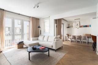 Dit aangename appartement in Antwerpen biedt een woonoppervlakte van 90 m² en is ideaal voor iedereen die op zoek is naar een comfortabele en praktische woonplek. Het beschikt over één slaapkamer en een mooie badkamer, perfect afgestemd op uw dagelijkse behoeften.<br /><br />De ruime indeling en het lichtinval maken de leefruimte uitnodigend en functioneel. Hierdoor kunt u het appartement gemakkelijk inrichten naar uw persoonlijke wens en genieten van een warme, gezellige sfeer.<br /><br />De centrale ligging zorgt ervoor dat u vlakbij alle voorzieningen woont, zoals winkels, openbaar vervoer en diverse eetgelegenheden. Dit appartement is een uitstekende keuze voor wie waarde hecht aan comfort en een goede bereikbaarheid binnen Antwerpen.<br /><br />Beschikbaarheid: onmiddellijk<br />Huurprijs: 1350 euro/maand<br />Gem. kosten: 175 euro/maand<br />Parking beschikbaar aan 110 euro/maand<br /><br />Contacteer LISTED voor een bezoek: +32 3 283 51 51.