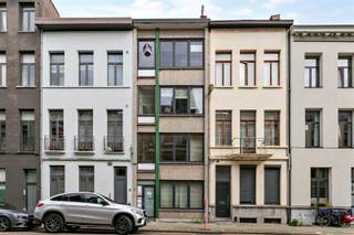 <p><span>Aantrekkelijk appartement centrum Antwerpen </span></p><p><span> </span></p><p><span>Een prachtig appartement gelegen in het hart van Antwerpen, op wandelafstand van het Zuid. Dit appartement biedt alle comfort en luxe die je nodig hebt voor een aangenaam verblijf in de stad.</span></p><p><span> </span></p><p><span>Indeling:</span></p><p><span>·Inkomhal: Ruime hal die toegang biedt tot de verschillende vertrekken.</span></p><p><span>·Badkamer: Voorzien van een douche, lavabo en toilet.</span></p><p><span>·Keuken: Volledig ingerichte keuken met alle benodigde apparatuur en een klein balkon voor frisse lucht en ontspanning.</span></p><p><span>·Slaapkamer: Ruime slaapkamer </span></p><p><span> </span></p><p><span>Extra Informatie</span></p><p><span>·Nutsvoorzieningen: PK: €50 per maand voor provisie water, onderhoud en verbruik gemene delen </span></p><p><span>Gas, elektriciteit individueel te betalen.</span></p><p><span>·Bereikbaarheid: Vlotte verbinding naar in- en uitvalswegen rondom Antwerpen.</span></p><p><span> </span></p><p><span>Dit appartement biedt een perfecte mix van comfort en gemak, ideaal voor iedereen die in het bruisende centrum van Antwerpen wil wonen.</span></p><p><span> </span></p>