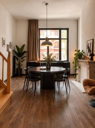 <p>Dit prachtig triplex appartement bevindt zich in het nieuwe bruisende 2060 Antwerpen nabij het station.<br />Namelijk in de Osystraat omgeven met bomen en vernieuwde fietspaden.</p><p><br />Een stijlvol appartement van 75m2 met hoge plafonds en warme houten authentieke vloeren.</p><p>De karaktervolle leefruimte, het hart van het appartement, geeft je een warm ‘ statig herenhuis’ gevoel.<br />De grote raampartijen brengen de gezelligheid van het straatbeeld in huis. <br />De moderne keuken beneden is voorzien van alle nodige faciliteiten, inductie kookplaat, dampkap, oven en ijskast met diepvries. <br />De vernieuwde badkamer is voorzien van een inloopdouche met zwarte tegels, lavabo en toilet. <br />De slaapkamer met dressing heeft grote raampartijen met veel natuurlijk licht. </p><p><br />De Osystraat bevindt zich nabij het station en centrum. Het is een unieke kans om je eigen thuis te hebben naast het bruisende citylife van Antwerpen. <br />Openbaar vervoer en scholen zijn op wandel en fietsafstand. </p><p><br />Dit stijlvol appartement maakt deel uit van een authentiek gebouw met 13 appartementen en 3 ateliers waarvan reeds 60 procent is verkocht! Rechtstreeks te koop van eigenaar.</p><p><br />Dit kan jou prachtige thuis worden! Voor meer info en een bezoek :0456 83 87 68<br /> </p>