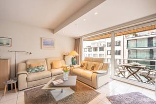 Res. Amaryllis.<br /><br />Ontdek dit aangenaam en lichtrijk appartement, ideaal gelegen op de gegeerde Paul Parmentierlaan in het hart van Knokke-Heist.  Dankzij de centrale ligging bevindt u zich op wandelafstand van de levendige Lippenslaan, terwijl ook de Zeedijk en het strand zich op korte afstand bevinden. Deze combinatie maakt het appartement bijzonder geschikt als vaste woonst of tweede verblijf. <br /><br />Het appartement geniet van een uitstekende oriëntatie en beschikt over een zuidwestgericht terras aan de voorzijde, waar u optimaal kunt genieten van de zon in de namiddag en avond. Aan de achterzijde bevindt zich bovendien een tweede terras, wat zorgt voor extra buitenruimte en een aangenaam gevoel van openheid.<br />Binnenin wordt u verwelkomd in een brede en lichtrijke leefruimte met open keuken, die samen een harmonieus en functioneel geheel vormen. Het appartement beschikt over twee kamers, waaronder een volwaardige en ruime slaapkamer en een tweede, veelzijdige, volwaardige kamer die zich uitstekend leent als logeerkamer/bureau/dressing. In deze kamer is een doucheruimte voorzien. Verder is er een badkamer aanwezig met toilet.<br /><br />Ubeschikt u over een privatieve kelderberging in het gebouw, wat extra praktische opbergruimte biedt. Er is bovendien de mogelijkheid tot aankoop van een staanplaats in het gebouw aan €75.000.<br /><br />Ref. A717 