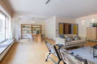 <p>Gelijkvloers appartement op toplocatie in Gent.</p><p>Op een bijzonder centrale locatie aan de Hubert Frère-Orbanlaan, vindt u dit lichtrijke gelijkvloers appartement met zicht op het Zuidpark. Met een tram- en bushalte op slechts enkele meters, is het centrum, winkels en dagelijkse voorzieningen vlot bereikbaar.</p><p>Het appartement beschikt over een ruime en lichtrijke leefruimte met een aangename indeling. De aparte keuken is uitgerust met een keukeneiland en sluit aan op een handige berging. Vanuit de keuken heeft u bovendien rechtstreeks toegang tot het terras.</p><p>Verder beschikt het appartement over twee slaapkamers en een badkamer met een inloopdouche.<br />Bij deze eigendom hoort eveneens een privatieve kelderberging.</p><p>Bent u op zoek naar een comfortabel gelijkvloers appartement op een centrale locatie in Gent? Wie weet wordt deze eigendom wel uw nieuwe thuis.<br />Contacteer ons voor meer informatie en het inplannen van een bezoek ter plaatse.</p>