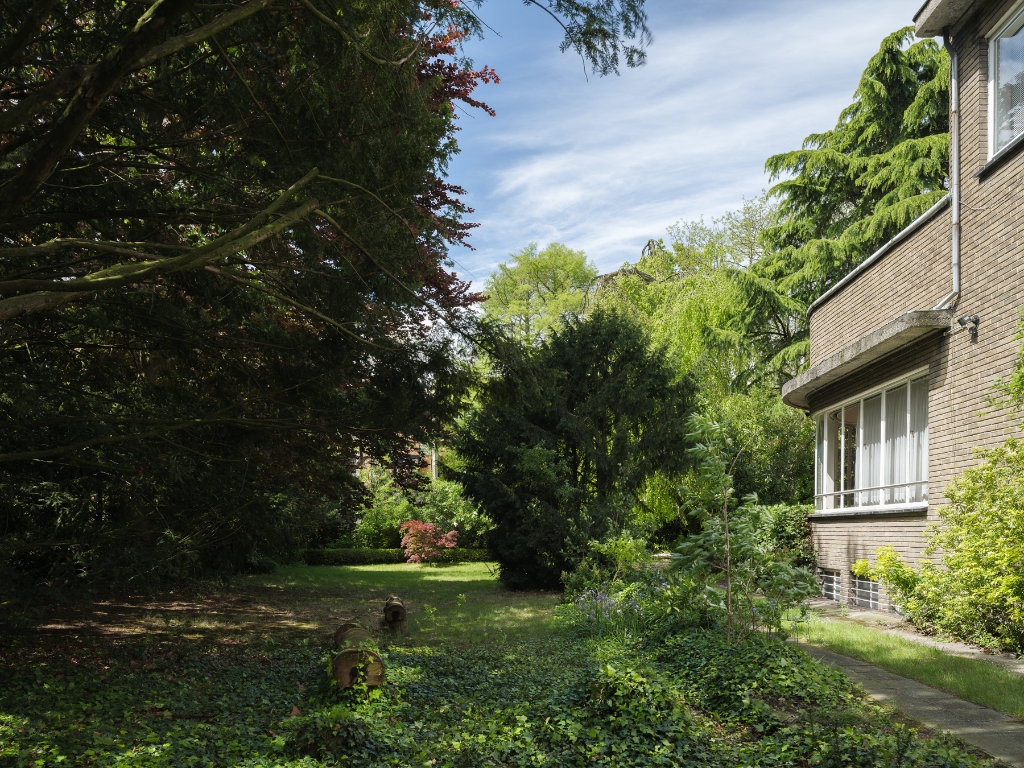 Omgeving Sint-Pieters station - Imposante half vrijstaande villa met parktuin, in nieuwe zakelijkheid naar een ontwerp van architect Geo Bontinck (1935). - foto 4