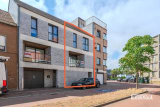 Dit ruime (122m²), instapklare triplexappartement met private ingang is gunstig gelegen, nabij winkels, invalswegen en op fietsafstand van het strand en het centrum!<br />Indeling: <br />- gelijkvloers: private inkomdeur neer inkomhal, apart toilet en berging met aansluiting voor wasmachine;<br />- eerste verdieping: lichtrijke woonplaats bestaande uit zit- en eethoek, open keuken voorzien van alle toestellen, terras aan de voorgevel en zeer groot zonneterras aan de achtergevel;<br />- tweede verdieping: 3 grote slaapkamers, badkamer met lavabomeubel, ligbad en douche;<br />- zeer grote zolderruimte<br />Het appartement is asbestvrij, energiezuinig en de elektrische installatie is conform!<br />Er is een gemeenschappelijke fietsenberging in het gebouw.<br />Door de aparte ingang heb je het gevoel dat je in een huis woont!<br />Kom nu de vele troeven van dit appartement ontdekken en boek snel je afspraak!