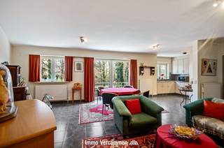 <p><span>BEL APPARTEMENT SPACIEUX À LIER AVEC UN AGENCEMENT OPTIMAL ET DES ÉQUIPEMENTS CONTEMPORAINS</span></p><p><span> </span></p><p><span>Idéalement situé dans le charmant quartier de Lier, cet agréable appartement de 102 m² offre une combinaison parfaite de confort et de fonctionnalité. Avec deux chambres et une salle de bains, cette propriété a tout ce dont vous avez besoin pour un confort de vie agréable.</span></p><p><span> </span></p><p><span>L'appartement se distingue par son espace de vie particulièrement ouvert et lumineux. Le salon spacieux est doté de grandes fenêtres qui apportent beaucoup de lumière naturelle et créent une agréable sensation de clarté. Cet espace est idéal pour la famille et offre suffisamment de place pour un aménagement confortable. La cuisine moderne est pratiquement équipée avec un grand espace de travail et de stockage et est équipée de tous les appareils nécessaires.</span></p><p><span> </span></p><p><span>Les deux chambres à coucher offrent toutes deux suffisamment d'espace pour les meubles de chambre et d'autres aménagements. La première chambre a des dimensions agréables, tandis que la deuxième chambre est également très utile. Les deux pièces bénéficient d'une bonne lumière naturelle grâce aux grandes fenêtres.</span></p><p><span> </span></p><p><span>L'appartement dispose d'une salle de bains entièrement équipée avec des appareils sanitaires modernes, un lavabo et une douche, ce qui assure un confort quotidien. L'agencement est très bien pensé et assure une utilisation optimale de l'espace disponible.</span></p><p><span> </span></p><p><span>Un grand avantage est le balcon avec de belles vues sur les environs verdoyants de Lier, qui donne une dimension supplémentaire au plaisir de vivre. C'est un endroit idéal pour se détendre et profiter de l'air frais.</span></p><p><span> </span></p><p><span>Cet appartement est parfait pour les débutants, les petites familles ou toute personne à la recherche d'un logement confortable et bien situé au cœur de Lier.</span></p>