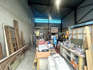 Recent en goed gelegen magazijn in het industriepark "Grote Nest" te Evergem, langs het kanaal Gent-Terneuzen en met een uitstekende bereikbaarheid.<br /><br />De unit omvat een magazijnruimte van ca. 88 m². Daarnaast beschikt het pand over een afgesloten ruimte met daarin een toilet + privatieve buitenstaanplaats.<br /><br />Dankzij de praktische indeling en de mooie hoogte is deze ruimte ideaal voor opslag, atelier of lichte logistieke activiteiten.<br /><br />Troeven:
<ul>
	<li>Recent (2019) en instapklaar</li>
	<li>1 privatieve parkeerplaats</li>
	<li>Gelegen in vlot bereikbaar industriepark</li>
	<li>Strategische ligging langs kanaal Gent-Terneuzen</li>
	<li>Delori-Maeslaan 17, Evergem (industriepark Grote Nest)</li>
</ul>
<br />Interesse? Contacteer Thomas - 0475 32 51 89 voor meer info of een bezoek ter plaatse!