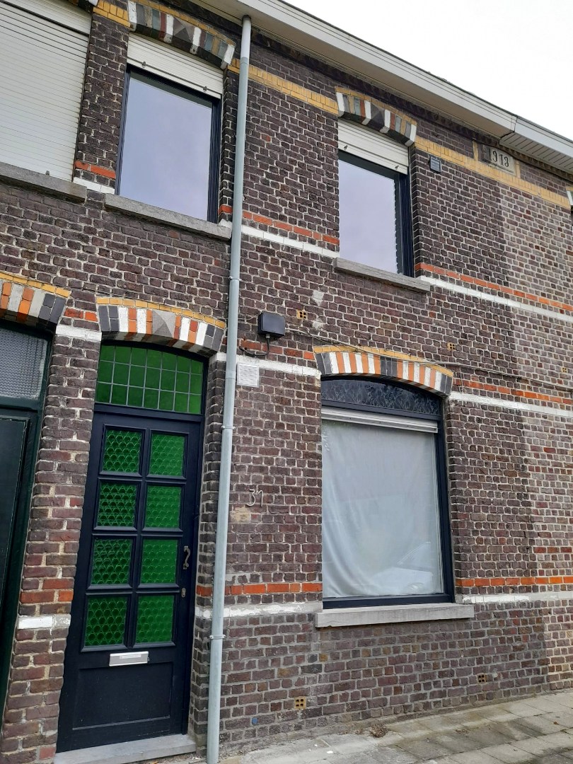 Op te frissen rijwoning met tuin, garage en 2 slaapkamers te Marke - foto 2