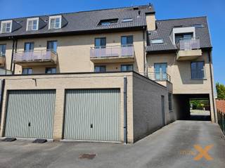 PERFECT ONDERHOUDEN INSTAPKLAAR APPARTEMENT OP EERSTE VERDIEPING MET TERRAS EN GARAGEBOX. Bestaande uit: Inkomhal, lichtrijke...