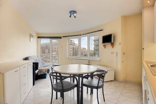 Située le long de la Koninklijke Baan à Koksijde, nous trouvons la résidence Campanula (construite en 2000) avec l'appartement (38 m²) à vendre. L'appartement dispose d'une chambre séparée et d'une terrasse adjacente au salon. L'appartement est situé à quelques pas des commerces, des restaurants, des transports en commun et de la plage ! Un débarras privé au sous-sol est inclus dans le prix. Vous recherchez un bien immobilier intéressant à Koksijde ? Assurez-vous de continuer à lire !MISE EN PAGE> Premier étage :- Hall d'entrée ; - Espace de vie lumineux avec accès à la terrasse ;- Salle de bain avec toilettes, lavabo et douche ;- Chambre à coucher ;- Entreposage privé au sous-sol inclus dans le prix ;- Local à vélos avec 1 crochet à vélo par numéro d'appartement ; Dans l'ensemble :- Label EPC D (326 kWh/m²) = aucune obligation de rénovation- Emplacement central à proximité de la plage, des commerces et des transports en communVous recherchez un appartement, un investissement ou une résidence secondaire ? N'hésitez pas à contacter notre bureau de Dewaele Koksijde : 058 330 600Registre des mesures: non