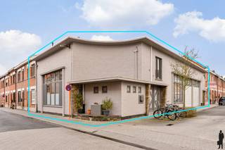 <p><strong>Zeer ruime woning met 3 slaapkamers en grote polyvalente ruimte in een rustige woonwijk.</strong></p>
<p><strong>BEKIJK ZEKER ONZE (VIRTUELE) GRONDPLANNEN EN ATTESTEN VOOR DE INDELING EN EXTRA INFORMATIE.</strong></p>
<p>Bent u op zoek naar een ruime gezinswoning met tal van mogelijkheden? Dan is deze energiezuinige woning in een rustige woonwijk te Mechelen zeker een bezoek waard. Met een bruikbare oppervlakte van maar liefst 305 m², drie slaapkamers, een grote polyvalente ruimte en diverse recente renovaties biedt deze eigendom een uitzonderlijke combinatie van ruimte, comfort en flexibiliteit. Dankzij de uitstekende ligging nabij winkels, scholen, openbaar vervoer en de E19/A12 geniet u bovendien van een vlotte verbinding richting Antwerpen en Brussel.</p>
<p><strong><span>ALGEMENE KENMERKEN:</span></strong></p>
<ul>
<li>Energiezuinige woning met een bruikbare oppervlakte van 305 m²</li>
<li><span>3 slaapkamers</span></li>
<li>Grote polyvalente ruimte, ideaal voor zelfstandigen, hobbyruimte, atelier of kangoeroewonen</li>
<li>Recente renovaties: ramen, badkamer, gevel, dakisolatie, zonnepanelen, thuisbatterij en airconditioning</li>
<li>Mogelijkheid om het dakterras verder af te werken en volledig naar eigen smaak in te richten</li>
<li>Rustige ligging nabij winkels, scholen, openbaar vervoer, E19/A12 en met een vlotte verbinding naar Antwerpen en Brussel</li>
</ul>
<p><strong><span>TECHNISCHE KENMERKEN:</span></strong></p>
<ul>
<li>Gunstige EPC-score: 149 kWh/(m²/jaar) – Label B</li>
<li><span>Elektrische installatie conform AREI</span></li>
<li><span>Asbestveilig</span></li>
<li><span>Verwarming op aardgas via radiatoren</span></li>
<li><span>16 zonnepanelen – 7.120 Wp</span></li>
<li><span>Thuisbatterij van 10 kWh</span></li>
<li><span>Airconditioning (verwarmen/koelen)</span></li>
</ul>
<p><strong><span>INDELING:</span></strong></p>
<p><u><span>Gelijkvloers</span></u></p>
<ul>
<li>Ruime inkomhal met apart gastentoilet en vestiaire</li>
<li><span>Ruime en lichtrijke leefruimte</span></li>
<li>Open keuken met aansluitende berging/wasplaats</li>
<li><span>Eetkamer</span></li>
<li>Badkamer met inloopdouche, lavabo en toilet</li>
<li>Dubbele garage / atelier / hobbyruimte met elektrische poorten</li>
</ul>
<p><u><span>Eerste verdieping</span></u></p>
<ul>
<li><span>Master bedroom (25 m²)</span></li>
<li><span>Tweede slaapkamer (14 m²)</span></li>
<li><span>Derde slaapkamer (11 m²)</span></li>
<li><span>Toegang tot het dakterras</span></li>
</ul>