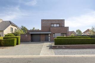 Instapklare, vrijstaande woning op 5a14ca. Voorzien van 4 slaapkamers en een inpandige garage op een rustige locatie in Kinrooi.  ALGEMEEN· Open...