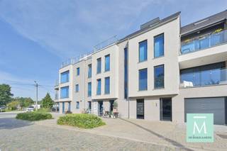 <p><span>Goed gelegen handelsruimte te Sint-Katelijne-Waver/Mechelen</span></p><p><span>Op een uitstekende locatie aan een toegangsweg richting Mechelen vind je deze mooie handelsruimte die de mogelijkheid biedt aan verscheidene soorten handelsactiviteiten. Je beschikt met deze locatie over veel passage en voldoende publieke parkeermogelijkheden in de onmiddellijke nabijheid om jouw zaak tot een echt succesverhaal uit te bouwen.</span></p><p><span>De handelszaak was in het verleden een broodjeszaak en bestond uit een open (verbruiks)ruimte met bereidingstoog, een achterliggende verwerkingsruimte/berging en sanitair. </span></p><p><span>Momenteel wordt de zaak uitgebaad als beautysalon.</span></p><p><span>De zaak is gevestigd in een recent gebouw uit 2019 met een zeer nette uitstraling.</span></p><p><span>Geïnteresseerd om hier je handelszaak uit te baten? Contacteer ons dan op 015/20.20.82 of <span>info@demakelaardij.be</span></span><span> voor meer info of voor een bezoek ter plaatse!</span></p>