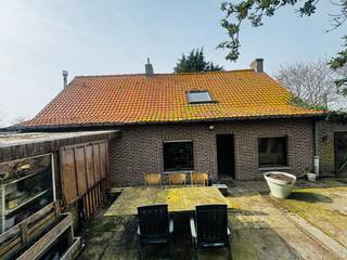 Houthulst - Landelijk gelegen woning met tal van mogelijkheden te koop.In Houthulst bevindt zich deze woning op een rustige ligging met een mooi...
