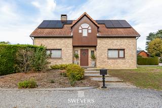 Voor meer info en foto’s, surf naar www.swevers.be – Aan de Schaapsweg 98 in Heusden-Zolder vind je deze ruime, instapklare woning op een perceel van maar liefst 1.404 m². De woning werd gebouwd in 1988 en kreeg doorheen de jaren verschillende verbeteringen, waaronder een vernieuwde badkamer en gevel (2017), airconditioning (2018), zonnepanelen (2020) en rolluiken (2024). Op het gelijkvloers geniet je van aangename leefruimtes met plaats voor een gezellige zithoek en eetruimte, aansluitend op de praktische keuken. Daarnaast zijn er een berging van 9,9 m², een wasplaats van 15 m², een apart toilet en een ruime carport van 32 m² met extra plaats voor fietsen en opslag. De eerste verdieping telt vier volwaardige slaapkamers: van 16,38 m² en tweemaal 14,04 m² en de vierde meet 11,88m². Een dressing van 10,89 m², badkamer en tweede toilet zorgen voor extra comfort. De kelder van 30,74 m² biedt bovendien heel wat bijkomende bergruimte. Buiten vormt de westelijk georiënteerde tuin een belangrijke troef. Het ruime perceel biedt volop mogelijkheden om van zonnige namiddagen en avonden te genieten. Een tuinhuis van 25 m² zorgt voor extra praktische opslag. Ook een infraroodcabine is aanwezig. Openbaar vervoer ligt op ca. 100 meter, scholen op 1,2 km en winkels op 2,5 km. Deze woning combineert veel woonruimte, praktische voorzieningen en een royaal perceel op een bereikbare locatie. Voor meer informatie, bel 011 255 155. Bron bewoonbare oppervlakte: EPC – verslag.