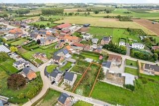 Voor meer info en foto’s, surf naar www.swevers.be – In de rustige Bronstraat in Voort (Borgloon) ligt deze aantrekkelijke bouwgrond van 7a 57ca, een mooie kans voor wie een eigen woning wil realiseren in een rustige, landelijke omgeving met een vlotte bereikbaarheid. Dankzij de zuidoostelijke oriëntatie geniet u van een optimale lichtinval in de toekomstige tuin: ’s ochtends zon op het terras en ook in de namiddag aangenaam daglicht. Met een perceelbreedte van 18 meter en een diepte van 45 meter biedt deze bouwgrond tal van mogelijkheden voor een open bebouwing, onder voorbehoud van het bekomen van de nodige vergunningen. De royale breedte laat toe een ruime woning te realiseren met tuin, terras en eventueel een bijgebouw, met behoud van privacy en buitenruimte. Ook de ligging in deze nieuwe buurt is een sterke troef voor jonge gezinnen. Winkels bevinden zich op 1,9 km, scholen, horeca en ontspanning op 2,8 km. Openbaar vervoer ligt op amper 100 meter en de dichtstbijzijnde snelwegen bereikt u op 11 km. Zo woont u rustig, maar met alle voorzieningen binnen handbereik. Een aantrekkelijk perceel met ruimte, oriëntatie en een praktische ligging: de perfecte start voor een toekomstgerichte woning in het charmante Voort. Voor meer informatie, bel 012 69 99 00.