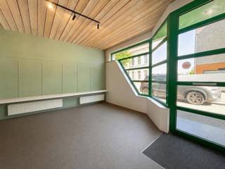 Op een toplocatie vlak bij het gezellige dorpscentrum van Oud-Turnhout bevindt zich dit veelzijdige handelspand met uitstekende zichtbaarheid en tal van mogelijkheden.<br />Ideaal als winkel, kantoor, praktijk of dienstverlenende zaak. <br /><br />De etalage aan de straatzijde biedt veel lichtinval en visibiliteit, terwijl de indeling toelaat om het pand flexibel in te richten naar eigen concept. <br /><br />Via de oprit is er bovendien toegang tot een inbegrepen overdekte autostaanplaats, wat extra comfort en praktische meerwaarde biedt. Als extra opportuniteit kan desgewenst een kleine kinderkledingzaak met een uitgesproken sociaal karakter worden overgenomen. <br /><br />Meer informatie over deze overnamemogelijkheid is beschikbaar via ons kantoor. Een pand met potentieel voor wie zichtbaarheid én lokale verankering zoekt.