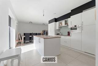 <p><span>MAISON RÉCENTE AVEC 3 CHAMBRES À COUCHER PRÈS DU CENTRE VILLE</span></p><p><span> </span></p><p><span>A proximité du centre ville de Saint-Trond, nous trouvons cette maison mitoyenne récente située au Rummenweg dans le quartier de la maison numéro 16B. Sa situation à proximité du centre ville permet un accès aisé à la gare, aux différents commerces, aux écoles, ... La résidence se caractérise par sa tranquillité, son efficacité énergétique et sa bonne accessibilité. </span></p><p><span> </span></p><p><span>En arrivant à l'appartement, nous découvrons au rez-de-chaussée un hall d'entrée, un WC visiteurs, un séjour, un coin repas, une cuisine entièrement équipée et un débarras qui fait également office de buanderie. L'escalier nous mène à l'étage supérieur. En arrivant au huitième étage, nous accédons à trois chambres à coucher et à la salle de bains partiellement carrelée, équipée d'une douche à l'italienne, d'un meuble lavabo avec double vasque, d'un meuble colonne et d'un deuxième WC. </span></p><p><span> </span></p><p><span>Après avoir découvert la maison, nous nous dirigeons vers l'espace extérieur agréable et facile d'entretien. Le portail du jardin nous mène à la pelouse commune qui constitue la pièce maîtresse de la résidence Botanique. Parmi les atouts supplémentaires, citons la présence d'une place de parking et d'une cave privée dans le parking souterrain, ainsi qu'un local à vélos commun.</span></p><p><span> </span></p><p><span>EN BREF</span><span>:</span></p><p><span>- Prix demandé : € 371.000,00 (y compris parking et cave)</span></p><p><span>- Vente soumise aux droits d'enregistrement (2% ou 12%)</span></p><p><span> </span></p><p><span>Convaincu que cette propriété pourrait devenir votre nouvelle maison ? Contactez rapidement nos collaborateurs à l'adresse <span>info@canius.be</span></span><span> ou au 078 78 30 39 </span>. </p><p><span>A bientôt ! </span></p><p><span> </span></p><p><span>*Ces informations sont données à titre indicatif. Les surfaces mentionnées sont uniquement indicatives. Canius Real Estate ne peut être tenu responsable de l'exactitude des données qui lui sont fournies.</span></p>