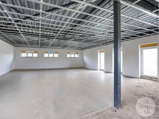 Are you looking for the perfect real estate investment that combines a large-scale industrial zone with the flexibility to create fully customized living? This impressive complex at Europark in Lanaken is the ideal solution for the ambitious entrepreneur who wants to bring work and private life together in a strategic location. This exceptional plot, which was built in 2016, covers no less than 52a 39ca and thus offers a rare combination of functionality and tranquility.The complex consists of a spacious industrial warehouse and an adjoining shell house. The warehouse is suitable for large industry and has an area of 432 m². Thanks to an impressive 7-metre clear height and three spacious sectional doors, smooth logistics and access for large vehicles are guaranteed. The building will be delivered completely empty and tidy, ready for immediate business activities. Adjoining is a 150 m² hull house. This residential area is already wind and watertight and has a separate front door, a direct connection to the warehouse and access to the spacious ground. Since there are no interior walls yet, this 150m² offers the buyer the unique opportunity to design and create the layout and all finishes entirely according to their own taste and wishes. The location of this building is an absolute asset: strategic at Europark, near the Dutch border, with a fast connection to both Belgian and Dutch motorways.