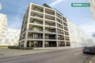 Ervaar het beste van comfort en stijl in dit exclusief afgewerkt appartement van 124 m². Met 3 ruime slaapkamers, 26 m² terrassen en de mogelijkheid om een ondergrondse parkeerplaats mee aan te kopen, combineert dit appartement hoogwaardige afwerking, ruimte en centrale ligging. Een uitzonderlijke kans voor wie stijlvol en comfortabel wil wonen in het centrum.INDELING- praktische inkomhal met vestiairemogelijkheid- volledig uitgeruste open keuken- lichtrijke en ruime leefruimte met eetplaats- diverse ruime leefterrassen- berg- of wasruimte - 3 ruime slaapkamers- moderne badkamer met ligbad, douche, toilet en dubbele wastafelDe AI-visualisaties zijn bedoeld als inspiratie. Er werd geen rekening gehouden met technische specificaties, stedenbouwkundige voorschriften of de concrete mogelijkheden tot realisatie.Wens je meer info of een bezoek? Neem dan snel contact op met de dossierverantwoordelijke: Mathias via 0472 18 39 90 of mathias.lauwyck@dewaele.com!