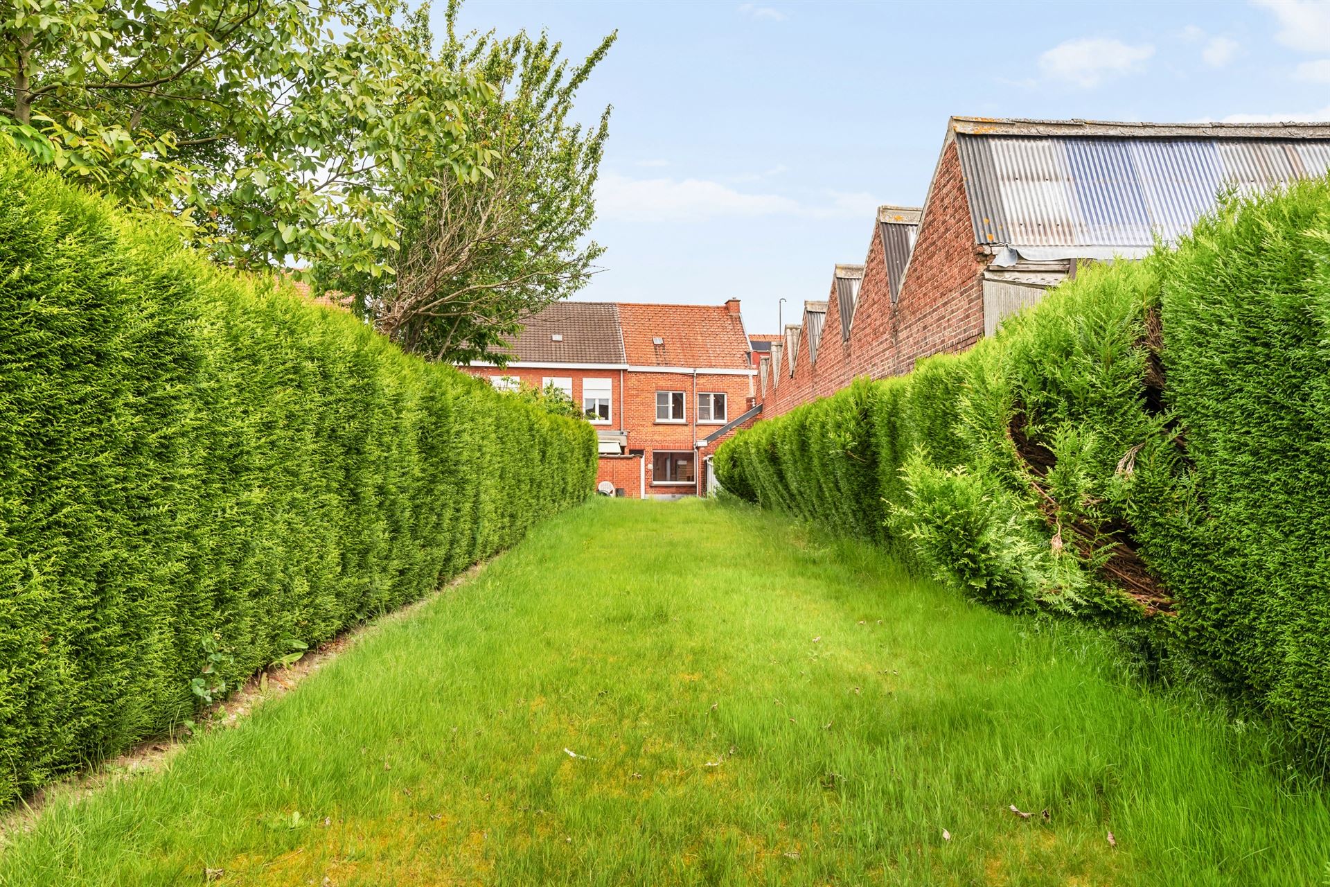 Te renoveren gezinswoning met 3 slaapkamers en grote tuin! - foto 4