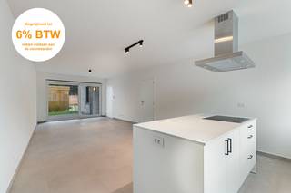 Dit ruime nieuwbouwappartement op het gelijkvloers combineert comfort, ruimte en een aangename tuin. Het appartement is klaar bij akte en is daardoor meteen interessant voor wie op zoek is naar nieuwbouw zonder lange wachttijd.<br />De leefruimte met open keuken geeft rechtstreeks uit op de zonnige tuin, waardoor binnen en buiten mooi met elkaar verbonden zijn. Het praktisch ingedeeld appartement beschikt naardaast over twee slaapkamers, een badkamer, een afzonderlijk toilet en een berging/wasplaats.<br />Ook op vlak van energiezuinigheid is het appartement helemaal afgestemd op hedendaags wonen, met onder meer zonnepanelen, warmtepomp, vloerverwarming, superisolerende beglazing en ventilatiesysteem. Het E-peil bedraagt 30.<br />De ligging in St-Andries is bijzonder praktisch: winkels, scholen, openbaar vervoer en belangrijke invalswegen bevinden zich vlakbij. Ook het centrum van Brugge is vlot bereikbaar.<br />Aan de achterzijde van het gebouw bevinden zich 20 staanplaatsen. Elk appartement dient een staanplaats aan te kopen.<br />Tevens is er ook een fietsenstalling achteraan het gebouw. Daarnaast kan er ook een kelderberging aangekocht worden.<br /><br />Prijs appartement 0.01: €412.000 excl. kosten<br />Staanplaats: €20.000 excl. kosten<br />Kelderberging: €5.000 excl. kosten<br />Verkoop onder btw-stelsel. Mogelijkheid tot 6% btw indien aan de voorwaarden wordt voldaan.<br /><br />Een ruim gelijkvloersappartement met zonnige tuin, twee slaapkamers en het comfort van hedendaagse nieuwbouw. Klaar bij akte.<br /><br /><br /> <br />