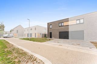 Verken deze nieuwe moderne halfopen woning gelegen op een toplocatie te Aalter.<br />De werken aan ons nieuwste project in Aalter draaien op volle toeren.<br /><br />Dit project biedt u moderne halfopen en open woningen gelegen op een toplocatie.<br />U woont op een steenworp afstand van diverse winkels, sport- en recreatievoorzieningen, scholen en andere praktische faciliteiten. Bovendien bevindt het stadscentrum zich op slechts 500 meter afstand. Voor wie de rust verkiest: de verkaveling ligt in een doodlopende straat, wat zorgt voor voldoende rust en privacy. Dankzij de vlotte verbinding met de E40 bent u ook in een mum van tijd op weg naar andere bestemmingen.<br /><br />Elke woning beschikt op de gelijkvloerse verdieping over een inkomhal met gastentoilet, een lichtrijke leefruimte en een open keuken.<br />Op de eerste verdieping bevinden er zich 3 slaapkamers en een badkamer.<br />Als extra troef beschikt elke woning over een inpandige garage, ideaal voor uw wagen of als extra berging.<br />Daarnaast biedt de ruime oprit voldoende plaats om een tweede wagen te parkeren. Dit alles maakt het wonen hier niet alleen aangenaam, maar ook uiterst praktisch.<br /><br />Hebben deze woningen uw aandacht getrokken?<br />Aarzel dan niet om contact met ons op te nemen.<br /><br /><br />Prijzen all-in 454.670 euro* | LOT 52<br />Prijzen excl. kosten 379.000 euro | LOT 52