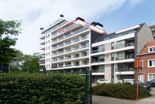 Welkom in dit stijlvolle en recente dakappartement op de zevende verdieping van de prestigieuze Residentie Queens I, ideaal gelegen vlak bij...
