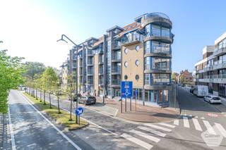 Instapklaar appartement op de <strong>2e verdieping</strong> van <strong>Residentie Pier Kloeffe</strong> in <strong>De Panne</strong>.<br /><strong>Rustige</strong> maar <strong>centrale ligging</strong>, op wandelafstand van het Koningsplein, de Leopold I Esplanade, <strong>het strand en het centrum</strong>.<br />Vlakbij <strong>winkels, restaurants en openbaar vervoer</strong>.<br /><br /><strong>Indeling:</strong>
<ul>
	<li>Inkomhal met apart gastentoilet</li>
	<li>Lichte leefruimte met open, volledig uitgeruste keuken</li>
	<li>Aansluitende berging aan de keuken</li>
	<li>Terras met aangenaam zicht</li>
	<li>2 slaapkamers, waarvan één met stapelbed (ideaal als kinder- of logeerkamer)</li>
	<li>Badkamer met ligbad, aparte douche en dubbele wastafel</li>
	<li>Extra berging met aansluiting voor wasmachine en droogkast</li>
</ul>
<strong>Troeven:</strong>

<ul>
	<li><strong>Energiezuinig – EPC-label A</strong></li>
	<li><strong>Instapklaar </strong>en goed onderhouden</li>
	<li>Uitstekende ligging nabij zee en centrum</li>
	<li>Geschikt voor vaste bewoning of tweede verblijf</li>
</ul>
<strong>Interesse?</strong><br />Verzorgd en comfortabel appartement met<strong> lage verbruikskosten </strong>en uitstekende ligging aan zee.<br /><strong>Contacteer ons voor meer informatie of een bezoek – beslist de moeite waard!</strong>