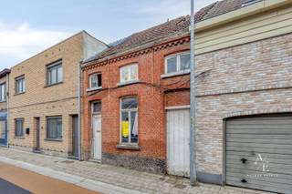 In de Geemstraat 62 te Hamme bevindt zich dit perceel met bestaande bebouwing, vergund voor nieuwbouw. Een interessante opportuniteit voor wie zonder tijdverlies wil bouwen, aangezien de omgevingsvergunning reeds werd afgeleverd.<br /><br />Dankzij deze vergunning kan de koper onmiddellijk overgaan tot realisatie van het nieuwbouwproject, zonder bijkomende administratieve procedures. Dit maakt het geheel zowel geschikt voor particuliere bouwers als voor investeerders of projectontwikkelaars die op zoek zijn naar een project met rechtszekerheid.<br /><br />De ligging biedt een aangename wooncontext met een vlotte bereikbaarheid, nabij het centrum van Hamme en de belangrijkste voorzieningen zoals winkels, scholen en invalswegen.<br /><br />Een bezoekdag is voorzien op zaterdag 7 februari, telkens op afspraak.<br />Voor meer informatie of het vastleggen van een bezoek kan u contact opnemen via +32 475 20 18 05.