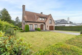 <p>Deze karaktervolle open bebouwing, ontworpen door architect Faseur en gebouwd in 1987, bevindt zich op een ruim perceel van maar liefst 1.395 m² in Drongen.</p><p></p><p>Gelegen op een vlot bereikbare locatie, met winkels, scholen, openbaar vervoer, het station en de E40/R4 op korte afstand.</p><p></p><p>De woning onderscheidt zich door de doordachte architectuur, royale volumes en aangename connectie met de tuin.</p><p>Via de inkomhal met gastentoilet betreedt u de woning.</p><p>De lichtrijke leefruimte vormt het centrale punt van de woning en wordt gekenmerkt door een indrukwekkende open haard met stijlvolle schouw, die voor extra warmte en sfeer zorgt. Grote raampartijen creëren een mooie verbinding met het terras en de tuin. Ook de keuken geniet van rechtstreeks contact, waardoor binnen en buiten harmonieus in elkaar overvloeien.</p><p></p><p>Op het gelijkvloers bevinden zich verder een bureau/speelkamer/slaapkamer en een inpandige garage waar ook ruimte voor wasmachine en droogkast werden voorzien.</p><p></p><p>De eerste verdieping omvat drie volwaardige slaapkamers, een badkamer uitgerust met ligbad, dubbel lavabomeubel en een toilet, een berging. De ruime zolder en de aanwezigheid van een kelder creëren heel wat opbergplaats.</p><p></p><p>De verzorgde tuin biedt tal van mogelijkheden voor wie graag buiten vertoeft. Een bijkomende troef is dat de aanwezige bijgebouwen correct werden vergund. Hierdoor biedt deze buitenruimte extra potentieel voor uiteenlopende invullingen zoals een hobby- of werkruimte, poolhouse, buitenkeuken,...</p><p></p><p>De woning beschikt over een EPC-label D.</p><p></p><p>Een eigendom met karakter, architecturale kwaliteit en een uitzonderlijk ruim perceel, waar gezinnen alle ruimte krijgen om comfortabel te wonen en te genieten van het buitenleven. Een bezoek meer dan waard.</p><p><strong><u>Interesse?</u></strong> Contacteer Steffi telefonisch op 0498/50.50.94 of per mail steffi@vastgoeddevos.be </p>