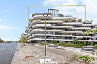 Ontdek een uitzonderlijk duplex-penthouse in het prestigieuze woonproject aan de Hasseltse Kanaalkom. Gelegen op de bovenste verdieping biedt deze unieke residentie een ongeëvenaarde combinatie van ruimte, privacy, architectuur en luxe afwerking.<br /><br />Belangrijkste kenmerken:<br /><br />Circa 274 à 280 m² bewoonbare oppervlakte<br />Exclusief duplex-concept met grote glaspartijen en overvloedige lichtinval<br />Panoramische leefruimte met 360° zichten over Hasselt en de Kanaalkom<br />Ruim zonneterras van ca. 180 m²<br />Privélift met directe toegang tot het appartement helemaal tot aan de slaapkamers<br />Luxueuze maatwerkkeuken en hoogwaardige afwerking<br />Volledig instapklaar interieur<br />Meerdere royale slaapkamers en badkamers<br />Grote buitenruimtes rondom het appartement voor optimale oriëntatie en privacy<br />Unieke daktuin met geïntegreerde groenvoorzieningen<br />Privézwembad op het terras met glazen wand<br />Luxueus poolhouse met geïntegreerde buitenkeuken, ideaal voor exclusieve ontvangsten en stijlvolle zomeravonden.<br />Zwembad gelegen op circa 25 meter hoogte, een architecturale blikvanger van het gebouw<br />Prestigieuze ligging aan de vernieuwde Kanaalkom, op wandelafstand van het stadscentrum, restaurants en voorzieningen.<br />Exclusieve dubbele garagebox met extra bergruimte<br />Eerste eigenaar!<br />Impressie<br />Een zeldzame sky residence waar binnen- en buitenleven naadloos in elkaar overvloeien. Het indrukwekkende terras met zwembad vormt een privé-oase boven de stad, terwijl de royale glaspartijen een permanent contact creëren met het omliggende stads- en waterlandschap. Deze residentie richt zich op kopers die op zoek zijn naar absolute exclusiviteit, comfort en een uitzonderlijke woonbeleving op toplocatie. <br /><br />Troeven in één oogopslag:<br /><br />✔ Duplex-penthouse<br />✔ 274–280 m² woonoppervlakte<br />✔ 180 m² terras<br />✔ Privélift<br />✔ Panoramische vergezichten<br />✔ Zwembad met glazen wand<br />✔ Poolhouse met ingerichte buitenkeuken en barfaciliteiten<br />✔ Hoogwaardige afwerking<br />✔ Toplocatie aan de Hasseltse Kanaalkom<br />✔ Maximale privacy en exclusiviteit. <br /><br />