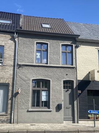 VANAF PRIJS 315 000 €.<br /><br />INSTAPKLARE , volledig met smaak gerenoveerde woning, mooie materialen en kleurcombinaties .Centraal gelegen op het dorp van Oosterzele . Openbaar vervoer aan de deur . In de onmiddellijke nabijheid van scholen en winkels . <br /><br />GELIJKVLOERS : lichtrijke en sfeervolle woonruimte , eetruimte , Ingerichte keuken , inbouwfrigo , Full- Integré vaatwasser AEG .Raamaankleding reeds aanwezig . Gastentoilet met handenwasser BINNENTUIN : met tuinberging <br /><br />VERDIEP : 1 ruime slaapkamer , 1 mooie badkamer , grote douche , 2 lavabo's,WC <br /><br />ZOLDER : Grote open slaapruimte tot in de nok , 2 dakramen met verduisteringsstores <br /><br /><br />KELDER : droge kelder met voorzieningen voor diepvries