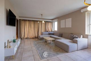 Welkom in dit prachtige en modern ingericht appartement van 109m² gelegen in Dilbeek.Het appartement beschikt over een ruime inkomhal met ingebouwde kasten, twee ruime slaapkamers, de open living- en eetkamer vormt het hart van deze woning. Het grote raam brengt overvloedig natuurlijk licht naar binnen en zorgt voor een lichte, uitnodigende sfeer. De grote keuken is functioneel en praktisch ingericht met houten kasten, moderne apparatuur en voldoende werkruimte.De badkamer heeft een moderne inloopdouche en voldoende opbergruimte.Tot slot kan u een staanplaats aankopen voor 20.000€.