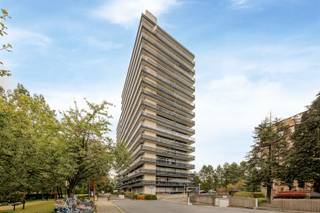 <p><span>Ben je op zoek naar een praktisch ingedeeld en lichtrijk appartement in een groene omgeving? Dit appartement op de 5e verdieping aan het Leiebos 31 in Merksem combineert een mooi uitzicht, een riant terras én een inbegrepen ondergrondse autostaanplaats.</span></p><p><span>De highlights:</span></p><ul><li><span>Terras over de volle lengte</span></li><li><span>Lichtrijke leefruimte</span></li><li><span>2 volwaardige slaapkamers</span></li><li><span>Ondergrondse staanplaats aan te kopen aan 13.000 EUR</span></li></ul><p><span>Indeling:</span><span> Je komt binnen via de inkomhal die toegang geeft tot de ruime en aangename leefruimte. Zowel vanuit de leefruimte als vanuit de slaapkamers stap je zo het brede terras op dat zich over de gehele lengte van het appartement strekt. De aansluitende keuken is functioneel ingericht.</span></p><p><span>Verder beschikt het appartement over twee slaapkamers, een badkamer met ligbad en een apart toilet. De badkamer heeft al wat jaartjes op de teller, maar biedt een prima basis om op eigen tempo te vernieuwen naar eigentijds comfort. In de ondergrondse garage bevinden zich de private autostaanplaats en kelderberging.</span></p><p><span>Buurt:</span><span> Het Leiebos staat gekend om zijn rustige, groene ligging met een uitstekende bereikbaarheid. Winkels, scholen en openbaar vervoer bevinden zich op korte afstand. Met de wagen bereik je binnen enkele minuten de Antwerpse Ring en belangrijke invalswegen.</span></p><p><span>Gemeenschappelijke kosten: </span></p><p><span>Algemene kosten 136,76 EUR / maand</span></p><p><span>Sparen / Reservekapitaal 32,29 EUR / maand</span></p><p><span>Privatief verbruik 66,96 EUR / maand</span></p><p><span>Interesse in een bezoek? Neem contact op via 03/646.66.55 of lynn@sinjoor.be!</span></p>