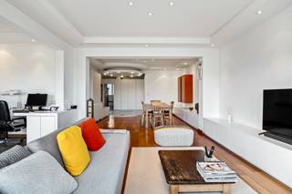 <p>Dit indrukwekkende appartement ontdek je op één van de meest gegeerde adressen van Antwerpen, de iconische Rubenslei. De omgeving bruist van het leven en staat bekend om haar talrijke, trendy hotspots en culturele trekpleisters. Het Stadspark bevindt zich pal aan de overkant en zorgt dan weer voor een perfecte balans tussen de dynamiek van het stadsleven en een groene plek om in alle rust te vertoeven.</p>
<p>Dit prestigieuze appartementsgebouw draagt de naam ‘Residentie Albert I’ en werd in 1938 gerealiseerd naar een ontwerp van de architecten Victor Gorlé en Henry Corbusier.</p>
<p>Bij binnenkomst wordt meteen de toon gezet dankzij een prachtige marmeren tegel die elegant overloopt naar een warme en kwaliteitsvolle parket, dit resulteert in een luxueuze maar huiselijke sfeer. Daarnaast geniet de leefruimte nog van een heerlijk ruimtelijk gevoel dankzij de riante raampartijen, die tevens een waanzinnig uitzicht bieden op het befaamde park. Bovendien heb je ook nog eens een gezellig terrasje van 3,40 m² die de connectie met de groene omgeving alleen maar versterkt. De moderne keuken werd geïnstalleerd met hoogwaardige toestellen en beschikt over een aangrenzende opbergruimte die praktisch werd voorzien van aansluitingen voor was- en droogmachine. Verder telt het appartement 3 slaapkamers (23 m², 12 m² &amp; 8m²) waarvan één slaapkamer beschikt over een eigen douchekamer. De masterbedroom vormt dan weer een ware privésuite met een ingerichte dressing en een ensuite badkamer welke werd uitgerust met een luxueus bubbelbad, douche, toilet en dubbele lavabo in meubel. Tot slot is er nog een mansardekamer van 8 m² met eigen sanitair die perfect kan dienen als hobbykamer of bureau.</p>
<p><strong>Maandelijkse kosten </strong>€ 550,00 (all-inclusief).</p>
<p><strong>Technische gegevens: Kelderberging &amp; mansardekamer aanwezig! </strong>Centrale verwarming op gas via een condenserende ketel (individueel), dubbele beglazing in PVC, geïsoleerd dak.</p>
<strong>Stedenbouwkundige inlichtingen en bodemattest aanwezig. Asbestveilig (maar mogelijk niet asbestvrij). Bevindt zich niet in een risicozone voor overstromingen (P- en G-score C). Renovatieverplichting niet van toepassing.</strong>