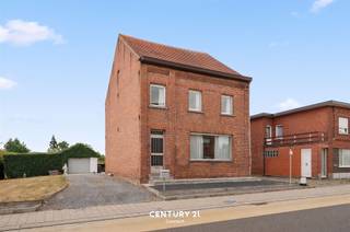 <h1>Maison à rénover avec grand jardin et double garage sur le Blereberg à Tielt-Winge</h1><p>Située dans un cadre agréable et central à <strong>Tielt-Winge</strong>, sur le Blereberg, au cœur de la campagne verdoyante du Hageland, cette <strong>maison bien entretenue offre un potentiel exceptionnel</strong>. Le Blereberg fait partie du paysage vallonné caractéristique du Hageland et les environs allient un cadre champêtre à une bonne accessibilité, notamment vers Louvain et Diest. (Résidence Blereberg)</p><p>La maison <strong>nécessite des travaux de rénovation</strong>, mais grâce à son agencement spacieux, son grand jardin et ses possibilités d’agrandissement, elle constitue une excellente base pour ceux qui souhaitent moderniser une maison entièrement selon leurs goûts.</p><p>La maison dispose actuellement de <strong>3 à 4 chambres</strong> et offre des possibilités supplémentaires grâce à son grenier spacieux. Le grenier est déjà accessible par un <strong>escalier fixe</strong>, ce qui rend cet étage idéal pour l'aménagement, par exemple, de chambres supplémentaires, d'un bureau, d'un espace de loisirs ou d'une suite parentale.</p><p>À l’extérieur également, l’espace est un atout majeur. La maison dispose d’un <strong>grand jardin orienté sud-est</strong>, d’une large allée et d’un <strong>double garage</strong>.</p><p>Une autre possibilité intéressante réside dans le potentiel de <strong>construction d’une résidence secondaire attenante à la maison existante</strong>. <strong>Aucun permis n’</strong>a encore <strong>été délivré</strong> à cet effet. La faisabilité de ce projet doit donc être vérifiée au préalable auprès des services d’urbanisme compétents et est soumise à l’obtention des permis nécessaires.</p><p>Intéressé(e) ? Appelez ou envoyez un e-mail à Sally pour prendre rendez-vous au 0478 570 999 ou à l'adresse sally@connect-immo.be </p><p>EPC : </p><p>Wug-Wg-Gdv-Gvkr-Gvv</p>