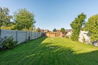 <p><strong>Ben je op zoek naar een ruime gezinswoning met 3 slaapkamers, garage en grote tuin in Aalst? Gevonden!</strong><br />Op slechts enkele minuten van het bruisende centrum van Aalst en met de oprit van de E40 op een boogscheut woon je hier rustig én toch bijzonder centraal. De woning beschikt bovendien over een gunstig EPC-label B dankzij onder meer dakisolatie, hoogrendementsglas, nieuwe buitendeuren en recente condensatieketels. De ruime oprit, inpandige garage en grote tuin maken het geheel extra aantrekkelijk voor gezinnen die op zoek zijn naar ruimte en comfort.</p>
<p>Op het gelijkvloers kom je binnen via de ruime inkomhal, waarna je de lichtrijke woonkamer van ruim 30 m² bereikt. Aansluitend bevindt zich de bijzonder ruime keuken van maar liefst 24 m², met toegang tot de tuin. Verder vind je hier een badkamer en een kleine veranda, terwijl de garage van ca. 17,5 m² voor extra parkeer- en bergruimte zorgt. Op de eerste verdieping bevinden zich twee ruime slaapkamers van ca. 15 en 14 m², een derde kamer die ideaal is als dressing, kinder-, bureau- of hobbykamer van ruim 6 m². De grote tuin vormt tot slot de ideale plek voor kinderen, huisdieren of gezellige momenten met familie en vrienden.<br />Zie jij jezelf hier al wonen? Contacteer ons dan snel voor meer informatie of een bezoek ter plaatse!</p>