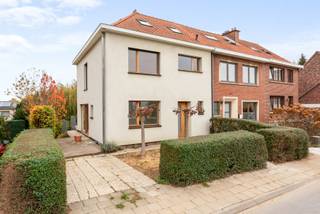 <p><strong>Charming house with three bedrooms in the Center of Dilbeek.</strong></p>
<p>Upon entering, you step into a spacious hallway that provides access to a home office or playroom. Next, you enter the bright living room with a fully equipped open kitchen. From the kitchen, there is direct access to the sunny terrace.</p>
<p>On the first floor, you’ll find three full-sized bedrooms and a modern bathroom with a walk-in shower. The attic provides space to create a fourth bedroom.</p>
<p>The house is fully basemented, offering several practical storage spaces. Outside, you can enjoy a beautiful garden that adds extra charm and comfort to this cozy home.</p>
<p><strong>EPC:</strong> 156 kWh/m²year<br /><strong>Energy label:</strong> B</p>