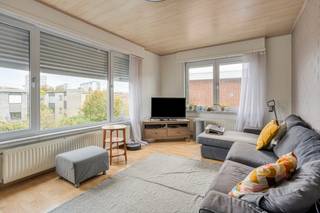 Op een rustige, residentiële ligging bevindt zich dit gezellig appartement op de tweede verdieping van een kleinschalig gebouw zonder lift. Dankzij de betonnen constructie en de zeer lage algemene onkosten: €40 per maand (kosten gemeenschappelijke delen, waterverbruik en brandverzekering), geniet je hier van comfortabel en betaalbaar wonen.<br />Het appartement bestaat uit een inkomhal, een lichte woonkamer met open keuken, een badkamer met zitbad en toilet, en een kelderberging. Alle ramen zijn uitgerust met rolluiken. De elektriciteit is conform, wat dit pand extra interessant maakt als investering of eerste aankoop. Het dak is in 2017 volledig vernieuwd en voorzien van hoogwaardige isolatie.<br />Het gebouw ligt in een rustige, maar goed bereikbare buurt, met openbaar vervoer in de nabije omgeving.<br />Een aantrekkelijk aanbod voor wie betaalbaar en zorgeloos wil wonen of op zoek is naar een solide investering met weinig onderhoud!