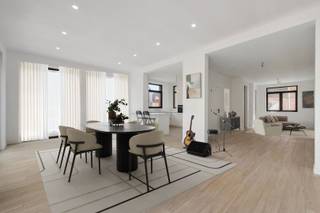 Deze woning werd tot in de puntjes vernieuwd en terug opgebouwd vanaf de basis. Alles is volledig nieuw: elektriciteit, riolering, ramen, trappen, ventilatie, vloeren, verwarming, zonnepanelen, dak,enzovoort. Dankzij de sterke constructie en de zorgvuldige afwerking ben je hier verzekerd van kwaliteit en duurzaamheid.<br /><br />Op het gelijkvloers geniet je van vloerverwarming op aardgas en airconditioning, een apart toilet en een prachtige open keuken met zicht op de tuin. De lichtrijke leefruimte sluit naadloos aan op het terras en de grote tuin. De oprit biedt plaats aan 3 wagens.<br /><br />Op de eerste verdieping bevinden zich 3 volwaardige slaapkamers en een moderne badkamer met lavabo, douche, toilet en handdoekradiator. De tweede verdieping herbergt een ruime 4de slaapkamer onder het volledig vernieuwde, geïsoleerde dak én een tweede badkamer.<br /><br />De woning is asbestveilig, op de verdiepingen is de verwarming via warmtepomp . Het dak is uitgerust met zonnepanelen, zuidoost georiënteerd.<br />Gelegen op een toplocatie aan de rand van de woonwijk "Le Lis", dichtbij scholen, winkels en alle voorzieningen. Ideaal voor wie zorgeloos wil starten of als investering.<br /><br />Contacteer ons voor meer informatie of een bezoek op het nummer: 052 46 38 03 of via mail naar info@uw-huis.be