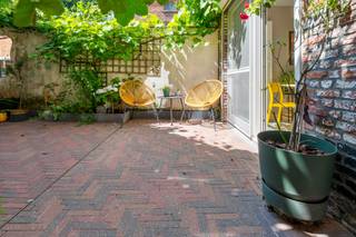 <strong>Schrijf je in voor de open huizendag op zaterdag 25 Juli via taghnee@ocvastgoed.be of +32 475 42 89 58. </strong>Aan het charmante Regentieplein ontdekt u deze ruime en volledig gerenoveerde burgerwoning met stadstuin. Een absolute must see voor wie modern, hedendaags en toch met een stevige streep karakter wil wonen. <br />De authentieke elementen zijn tijdens de renovatie in 2020 met de grootste zorg behouden, dit gecombineerd met hedendaagse luxe en comfort. Het resultaat is een uiterst praktische en stijlvolle woning met een uitstekende ligging. Kom deze prachtige, hedendaagse woning ontdekken tijdens de Open Huizendag op zaterdag 25 Juli. <br />Elektrische keuring: <strong>conform volgens het AREI</strong> tot 5/03/2045.<br />EPC <strong>label B</strong>, 164 kWh (m2 jaar) (<strong>GEEN renovatieplicht</strong>). <br />Stedenbouw: perceelnummer 0360L4P0000 ; woongebied, geen verkavelingsvergunning, geen rechtelijke herstelmaatregel of bestuurlijke maatregel, geen overstromingsgevoeligheid: P- score: A, G- score: A. <br />Ontdek deze verborgen parel tijdens de Open Huizendag.<br />Wenst u een persoonlijke rondleiding in deze herenwoning? Contacteer Apers Taghnee via taghnee@ocvastgoed.be of via +32 475 42 89 58.