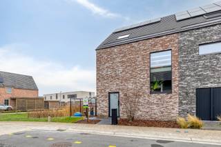 Volledig afgewerkte halfopen nieuwbouwwoning (2019) in een rustige residentiële wijk, vlakbij het centrum van Roeselare. Deze ruime woning...