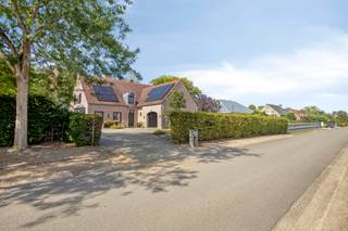 <p>Voor verdere info of een vrijblijvende waardebepaling van uw eigendom: kieran.dams@homixx.be of 016 792 901<br /><br />Welkom in deze prachtige, rustig gelegen open bebouwing die garant staat voor een zorgeloos en energiezuinig wooncomfort dankzij een uitstekende EPC-score A. Bij het betreden van de woning komt u binnen via een gastvrije inkomhal, uitgerust met een apart gastentoilet en een praktische vestiaire. De sfeervolle en lichtrijke leefruimte vormt het hart van het huis, waar een gezellige kachel zorgt voor heerlijke warmte tijdens de koelere maanden. Aansluitend bevindt zich de volledig geïnstalleerde keuken, die naadloos overgaat in een handige, ruime berging.<br /><br />Op de verdieping vindt u tevens een complete badkamer, uitgerust met een ontspannend ligbad, een comfortabele inloopdouche en een dubbele lavabo. Boven biedt de woning drie volwaardige slaapkamers en op het gelijkvloers een veelzijdige bureauruimte, die moeiteloos kan worden omgevormd tot een vierde slaapkamer of hobbyruimte. Voor extra opberg gemak is er een ruime zolder, vlot bereikbaar via een uitschuifbare trap. Uw wagen parkeert u veilig in de inpandige garage met automatische poort. Buiten geniet u in alle privacy op het gezellige terras en in de mooie tuin. Een ideale gezinswoning waar comfort en rust perfect samenkomen!</p>