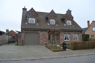 Deze prachtige woning is gelegen in Heule en biedt alle comfort van een open bebouwing. Met een ruime tuin en 2 garages, is deze woning ideaal voor gezinnen die op zoek zijn naar een rustige en ruime woonomgeving.<br /><br />Ruime inkomhal met een apart toilet, lichtrijke leefruimte met aansluiten de keuken die volledig is uitgerust (oven, inbouwfrigo, gasvuur, vaatwasmachine). <br />Aansluitend is er de ruime veranda. <br /><br />Op de eerste verdieping zijn er 3 slaapkamers, een bureau, ruime badkamer met zowel bad als douche en dubbele lavabo en aansluitend een dressing. <br /><br />Verder is er ook nog een kelder en wasruimte voorzien met extra douche. <br /><br />Wat betreft energiezuinigheid scoort deze woning goed, met een EPC-waarde van 186 KWh en een energielabel B. Dit zorgt niet alleen voor lagere energiekosten, maar draagt ook bij aan een duurzamere leefomgeving.<br /><br />Kortom, deze woning in Heule is een ideale keuze voor gezinnen die op zoek zijn naar een ruime en energiezuinige woonomgeving. Met een prachtige tuin en voldoende parkeergelegenheid biedt deze woning alle comfort.<br /><br />Beschikbaarheid: 01/09/2026<br />Huurprijs: 1.295 EUR/maand + 60 EUR/maand tuinonderhoud<br />Adres: Hoogweide 47, 8501 Heule<br />Onze referentie: DEV5098