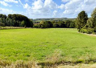 Terrain à bâtir de 1.504m² avec une VUE UNIQUE ! Idéalement situé, ce terrain bénéficie d'une magnifique vue verdoyante.Possibilité d'acquérir une...