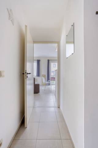 <p>Dit elegante en goed onderhouden appartement met 2 slaapkamers en garage bevindt zich in het hart van Buizingen, een deelgemeente van Halle. Dankzij de centrale ligging geniet u hier van een uitstekende bereikbaarheid en een aangename woonomgeving dicht bij tal van voorzieningen.</p><p>Bij het betreden van het appartement komt u in de leefruimte die aangenaam en functioneel is ingericht. De ruimte biedt voldoende plaats voor een zithoek en een eetplaats en vormt een comfortabel geheel voor dagelijks wonen.</p><p>De keuken sluit aan op de leefruimte en is praktisch ingericht met voldoende werk- en opbergruimte.</p><p>Het appartement beschikt over twee volwaardige slaapkamers die flexibel kunnen worden ingericht als slaapkamer, kinderkamer of hobbyruimte.</p><p>De badkamer is verzorgd en functioneel ingericht.</p><p>Een extra troef is de inbegrepen garage, die zorgt voor veilige parkeergelegenheid en bijkomend praktisch comfort.</p><p>De ligging vormt een belangrijke troef. U woont hier in het centrum van Buizingen, op korte afstand van winkels, scholen en het sportcentrum. Ook openbaar vervoer en belangrijke invalswegen en autosnelwegen zijn gemakkelijk bereikbaar, wat zorgt voor een vlotte verbinding met omliggende gemeenten en steden.</p><p>Voor wie graag geniet van natuur en ontspanning bevindt het bekende Hallerbos zich eveneens op korte afstand.</p><p>Dit appartement combineert comfort, een praktische indeling, een garage en een centrale ligging en vormt een interessante woonopportuniteit in Buizingen.</p><p></p>
